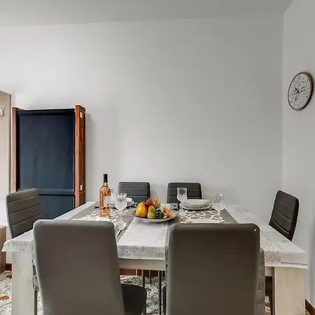 펜션 L' Angolino Di Cannobio: Stone For 4 With Terrace - Happy